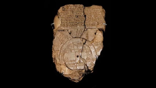 Mappa mundi babilonese incisa su tavoletta d’argilla, antica rappresentazione simbolica del mondo.